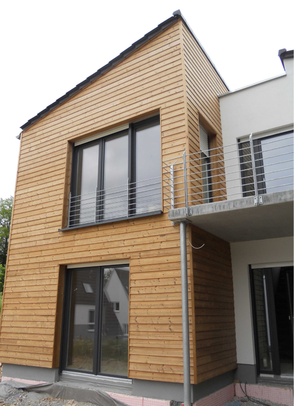 Ein Haus mit Holzverkleidung, das eine warme und einladende Atmosphäre ausstrahlt.